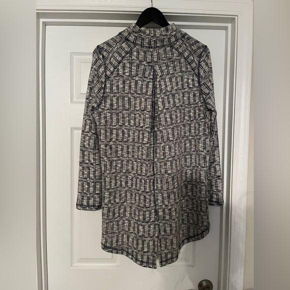 A La Carte Women’s Sweater. Blue/White.Long Sleeve Pullover. Slit in Back.Hi/Low - Picture 2 of 3